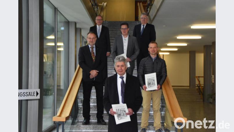 Landgerichtspräsident Gerhard Heindl und Vizepräsident Josef Weidensteiner (hinten) ernennen neue Handelsrichter. Dabei sind der Ausgeschiedene Lorenz Hebert (vorne) sowie (zweite Reihe, von links) Martin Stangl, Sebastian Forster und Josef Maier. Bild: hcz