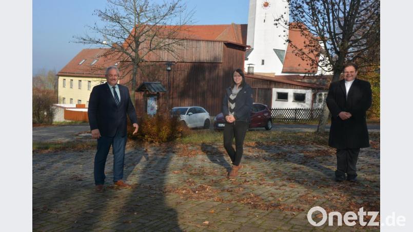 Bürgermeister Johann Burger, seine Tochter und Organisatorin Alexandra Burger sowie Kaplan Daniel Schmid (von links) hatten sich schon sehr auf den 6. Leonberger Weihnachtsmarkt gefreut, der am 20. Dezember wieder auf dem Gelände rund um den Leonhardi-Parkplatz hätte stattfinden sollen. Bild: jr