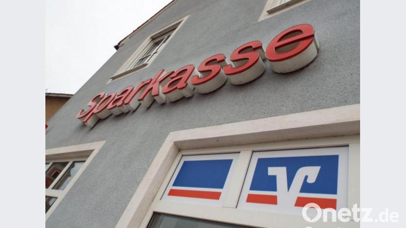 Nur ein Beispiel in der Region: Die gemeinsame Bankfiliale von Sparkasse und Raiffeisenbank in Michelfeld bei Auerbach (Kreis Amberg-Sulzbach) schließt. Die beiden Kreditinstitute denken jedoch über eine räumliche Zusammenarbeit an anderen Standorten nach. Symbolbild: ll