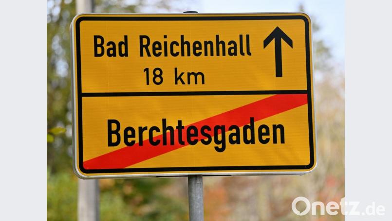 Das Ortsausfahrtsschild von Berchtesgaden mit Entfernungsangabe in die Kreissstadt Bad Reichenhall. Wegen der hohen Covid-19-Infektionszahlen traten Ausgangsbeschränkungen im Landkreis Berchtesgadener Land in Kraft. Bild: Peter Kneffel/dpa