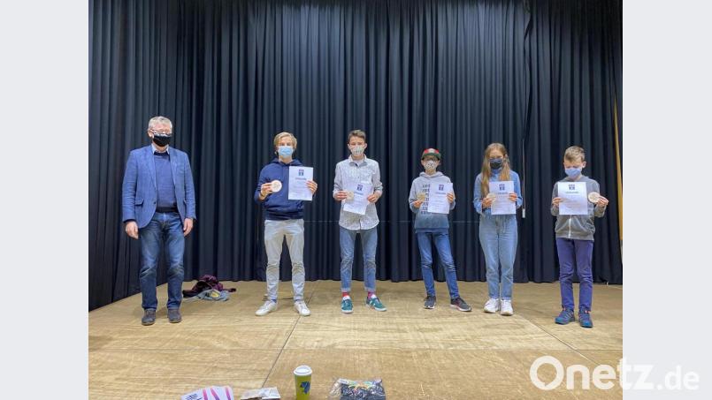 Bürgermeister Franz Badura (von links) überreicht den Radfahrern Eduardo Cavalié de Amorim Ferreira, Moritz Auernhammer, Lukas Rösner, Katharina Porst und Johannes Kohl Urkunden und Preise. Von links nach rechts: Bild: ero