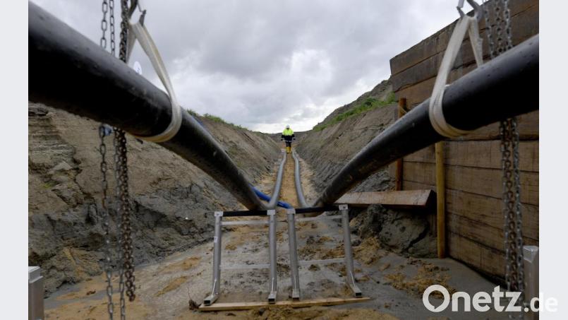 Noch gibt es keine Gleichstrom-Erdkabel des Süd-Ost-Links durch den Landkreis Schwandorf. Das Bild zeigt Arbeiten an der Stromtrasse Nord-Link bei Büsum. Bild: Carsten Rehder/dpa