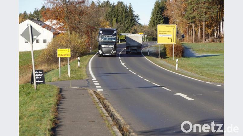 Eng auf der Staatsstraße wird es beim Begegnungsverkehr von Schwertransporten – und der wächst ständig. Fußgängern bleibt nur noch, in den Straßengraben auszuweichen. Bild: bkr