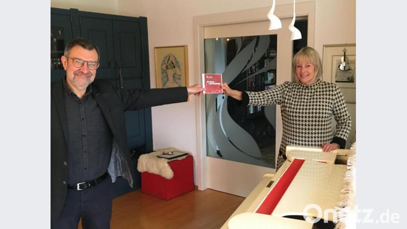 Marianne Rüb und Peter Pollinger sind stolz auf ihren Weidener Kammerchor, der als Wettbewerbspreisträger eine CD eingesungen hat. Von der Idee, die Scheibe vorzustellen, müssen sie wegen Corona seit fast einem Jahr Abstand nehmen. Bild: phs