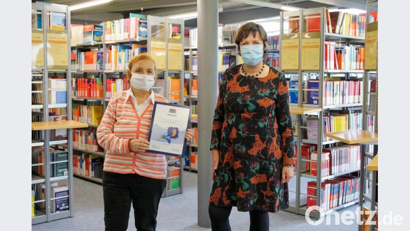 Über das Gütesiegel freuen sich (von links) Monika Patuska, Bibliotheksmitarbeiterin, und Christina Michel, Leiterin der Bibliothek der OTH Amberg-Weiden. Bild:  Schinner/OTH Amberg-Weiden
