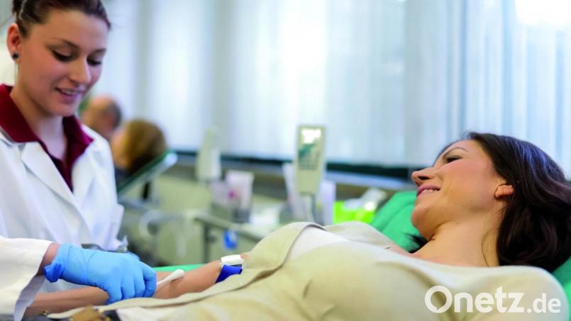 Über 200 Männer und Frauen haben in Oberviechtach Blut gespendet. Symbolbild: Guido Rehme /exb