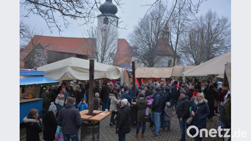Solche Bilder wie im vergangenen Jahr wird es heuer am vierten Adventssonntag in Leonberg nicht geben: Der Leonberger Weihnachtsmarkt wurde aufgrund der Corona-Pandemie abgesagt. Archivbild: jr