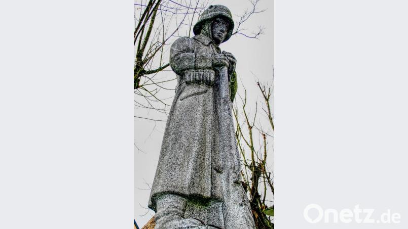 Seit 90 Jahren erinnert der nachdenkliche Soldat im Wachanzug an die Opfer von Kriegen. Im September 1930 wurde das Kriegerdenkmal aus Granit errichtet. Bild: Jochen Neumann