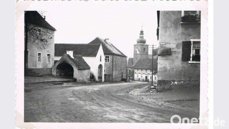 Einer der 14 Backöfen, in dem bis in die 60er Jahre Brot- und Kirwakuchen gebacken wurden. Leider blieb kein einzier dem Markt erhalten. Links im Bild das alte Rathaus, unterhalb das alte Schulhaus, heute Autowerkstatt, das ehemalige Wirthaus &quot;Hansmatters&quot; (später Panzerwirt) und die evangelische St.-Martins-Kirche. Archivbild: exb