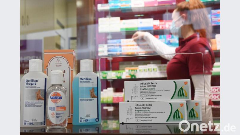 Impfdosen für den Grippeschutz (rechts, vorne) hat Apotheker Andreas Biebl derzeit nur noch für Kunden auf Lager, die vorbestellt haben. Bei Desinfektionsmitteln (links im Bild) gibt es dagegen nach seinen Worten - entgegen anderslautender Gerüchte - derzeit keinen Engpass. Bild: Gabi Schönberger