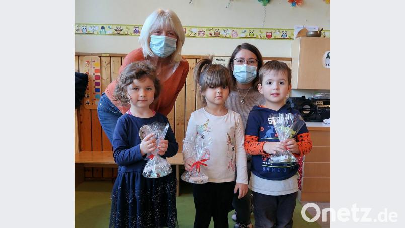 Stolz auf die Aktionslichter sind (vorne von links) Luca Marie, Sofia und Tobias. Die Kinderpflegerinnen Helga Trottmann und Margit Rini (hinten von links) verpackten die Lichter mit den Kindern gemeinsam. Bild: bsc