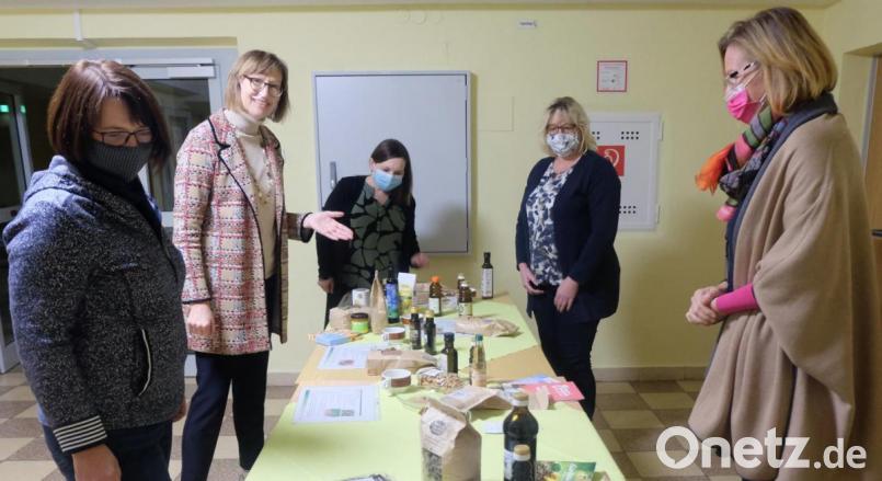 Die diesjährige Fortbildung für Ernährungsfachfrauen und Referentinnen in der Ernährung an der Landwirtschaftsschule Nabburg thematisierte „Bayerische pflanzliche Speiseöle – heimischer Reichtum, flüssiges Gold“. Ökotrophologin Johanna Baumann (Zweite von links) erläuterte die Präsentation. Bild: ohr