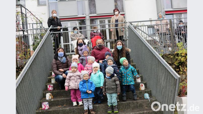 Claudia Heier (oben rechts) und Kevin Wienerl (oben links) dankten den gelben, grünen und blauen Strolchen sowie den Erzieherinnen Aurelia Hertel, Samira Lohner, Christine Tanner und Julia Scharf (sitzend von links) für die Martinslieder und -laternen. Bild: jzk