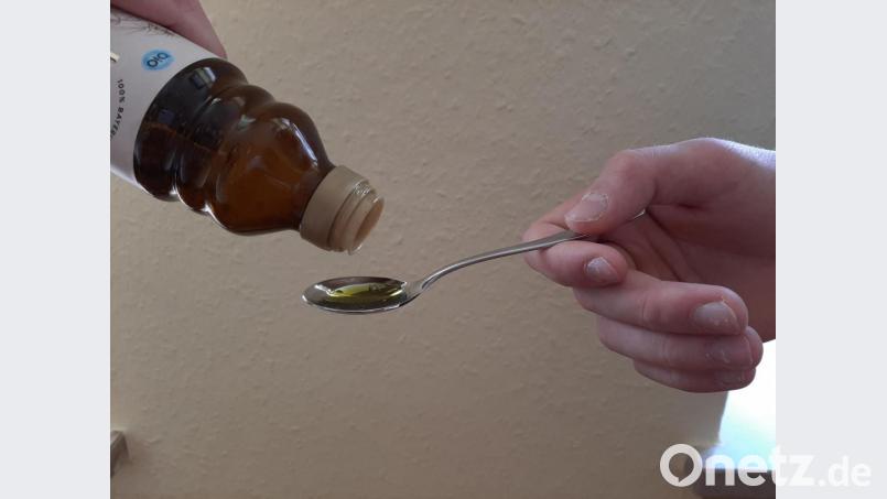 Eine Teilnehmerin probiert da gerade das grünliche, heimische Hanföl aus dem Nachbarlandkreis Amberg-Sulzbach. Bild: ohr