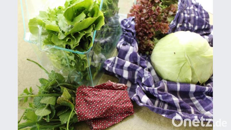 Tipp: Angeschnittenes Gemüse am besten mit einem feuchten Tuch umwickeln, Kräuter in ein Bienenwachstuch einschlagen. Bild: Evi Wagner