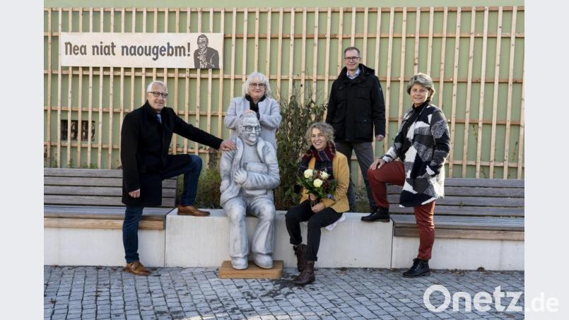 Bürgermeister Stefan Göcking, Muck Schemm, Künstlerin Annette Hähnlein, Dritter Bürgermeister Michael Fuchs und Zweite Bürgermeisterin Marion Stowasser-Fürbringer (von links) waren bei der Übergabe der Skulptur dabei. Bild: Tazeze Fetene/exb