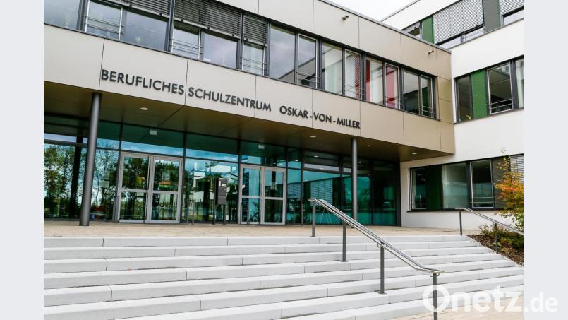 Die besten Absolventen des Beruflichen Schulzentrums wurden ausgezeichnet. Bild: Hösamer