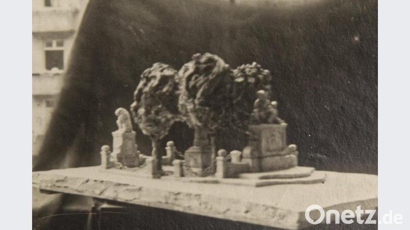 Ein verworfener Entwurf sah Anfang der 1920er Jahre das Kriegerdenkmal rund um die Mariensäule vor. Damals stand die Mariensäule fast im Kreuzungsbereich am Marktplatz. Bild: JOCHEN NEUMANN 
ERBENDORF
