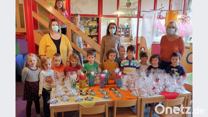 Kindergartenleiterin Nicole Lippert und die Kinderpflegerinnen Margit Rini und Helga Trottmann (mittlere Reihe von links) freuen sich mit den Kindern auf den heutigen Martinstag. Bild: bsc