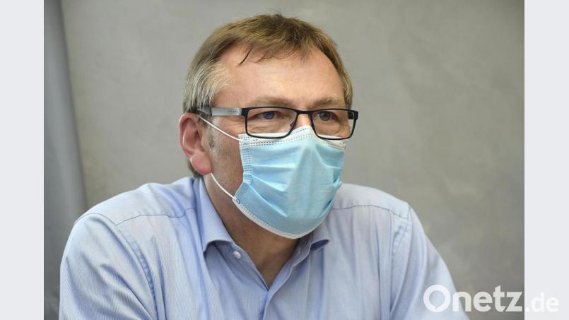 Manfred Wendl, Vorstand des Klinikums St. Marien Amberg, geht mit gutem Beispiel voran und trägt seinen Mund-Nasen-Schutz selbstverständlich, wenn er im Klinikum unterwegs ist. Bild: Petra Hartl