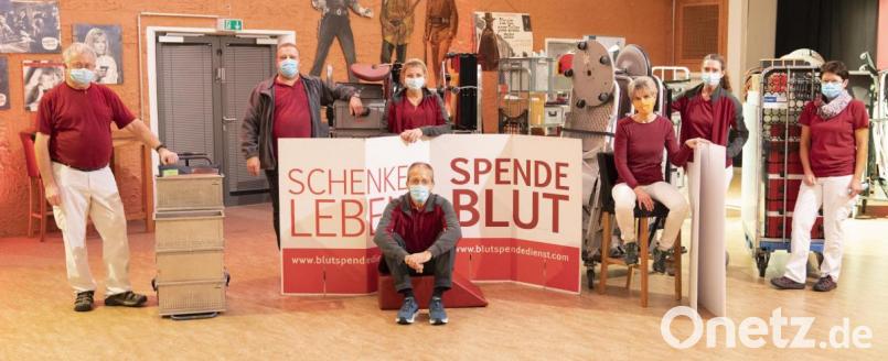 Mit allerlei Ausrüstung war das Team des Blutspendedienstes des Bayerischen Roten Kreuzes ins Capitol als Ausweichquartier angerückt. Bild: Thilo Hierstetter