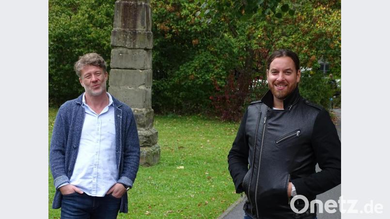 In Amberg auf Elvis Presleys Spuren: Der in ganz Europa bekannte Elvis-Interpret Ron Glaser (rechts) aus Österreich und sein in Niederbayern beheimateter Bandkollege Roman Leon Weiß (links) suchten in Amberg nach Spuren des großen Sängers. Etwa am Maxplatz, wo der King of Rock'n'Roll im Februar 1960 auf eine Panzerkolonne wartete. Bild: Houschka