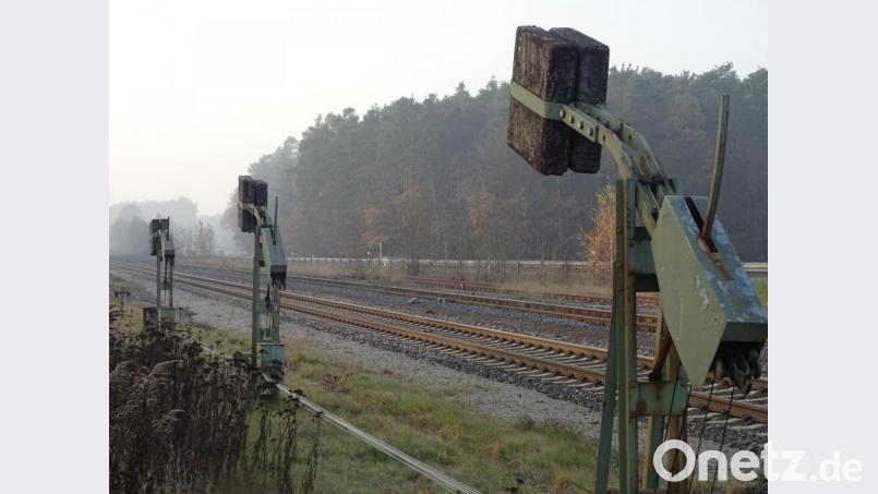 Die Bahnlinie Schwandorf–Amberg bei Freihöls: 600 Meter westlich des Bahnhofsgebäudes will der Unternehmer Bernd Godelmann ein Stichgleis zu seiner Sandgrube errichten lassen. Bild: Houschka