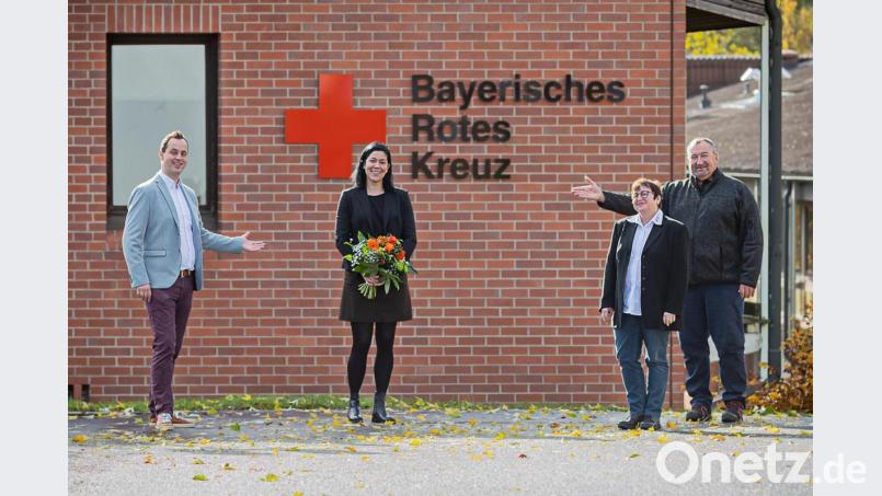 Seit 1. November ist Tanja Schallmaier (mit Blumen) neue Einrichtungsleiterin im BRK-Seniorenheim Vilseck. Mit ihr freuen sich (von links) BRK-Kreisgeschäftsführer Sebastian Schaller, seine Stellvertreterin Sabine Bogner und Personalratsvorsitzender Heinz Renz. Bild: rha