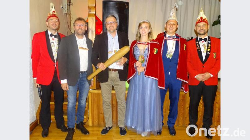 Die Prunksitzungen des WCV musste Vorsitzender Klaus Wegmann (Erster von rechts) bereits absagen. Florian III. und Kristina I. (Zweiter und Dritte von links) bleiben bis November 2021 das Prinzenpaar des Waldecker Carnevalvereins. Archivbild: hl