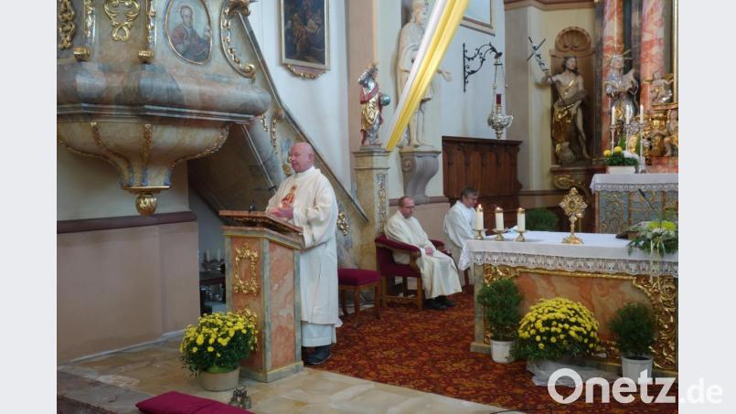 Zu einem Gottesdienst zu Ehren des Heiligen Leonhard kamen die Gläubigen am Samstag in der Kirche in Beidl zusammen. Als Prediger war Diakon Theo Margeth (links) dabei. Mit im Bild Pfarrer Thomas Thiermann und Diakon Egon Giehl (rechts). Bild: exb