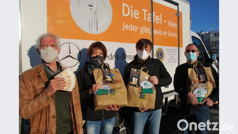 250 Euro vom FC Schlicht und 300 Lebensmittel-Tüten von EDEKA erhielt für die Tafel Bernhard Saurenbach (links) von Andrea und Stephan Weiß (FC Schlicht) und Manfred Wiesmeth (EDEKA Amberg) (rechts). Bild: gsp