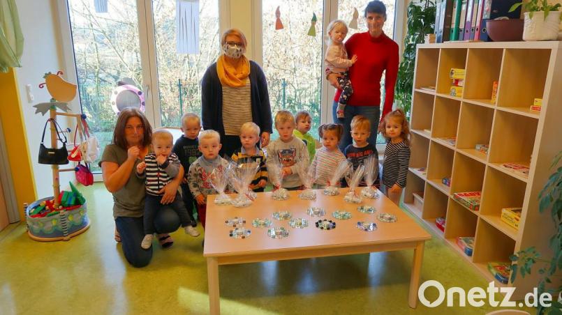 Aufmerksam verfolgten die jüngsten Besucher des Kinderhauses die Vorbereitungen zu Sankt Martin. Im Bild die Kinderpflegerinnen Marion Weiß und Katharina Brucker sowie Erzieherin Hanna Balata (hinten von links) mit den Kindern der Kinderkrippe. Bild: bsc