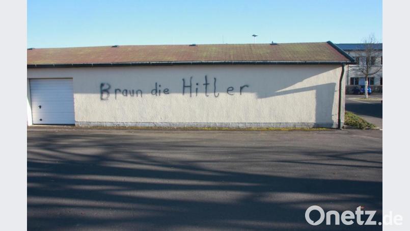 Seit ein paar Tagen verunziert diese Schrift die Garagenwand am Rathaus. Zur Ergreifung des oder der Täter hat die Marktgemeinde eine Belohnung in Höhe von 500 Euro ausgesetzt. Bild: wro