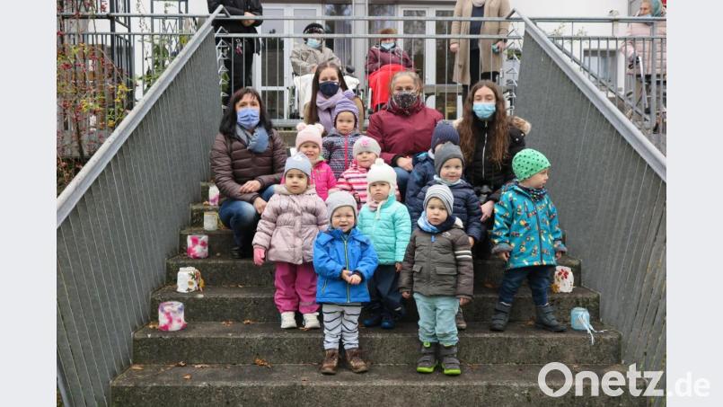 Aurelia Hertel, Samira Lohner, Christine Tanner und Julia Scharf (sitzend von links) waren mit den gelben, grünen und blauen Strolchen zum Martinssingen in das Seniorenzentrum Haus Falkenstein gekommen. Bild: jzk