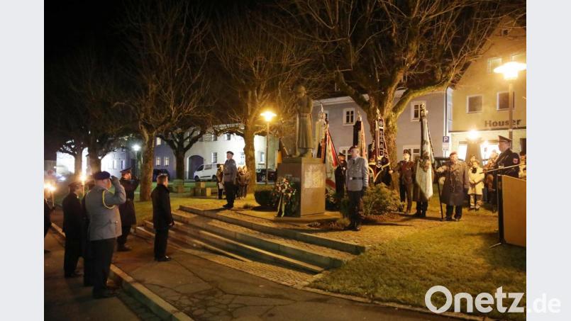 Am Kriegerdenkmal legten bei der Gedenkstunde Hauptmann Thomas Härtl von der Soldaten- und Kriegerkameradschaft sowie Bürgermeister Hans Donko gemeinsam einen Kranz nieder. Bild: njn