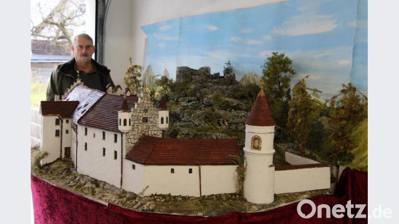 Das Schloss Neidstein von Nordwesten mit der Burgruine im Hintergrund. Erbauer Konrad Gebert kann mit Recht stolz auf sein Meisterwerk sein. Bild: ds