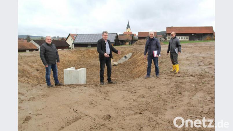 Nach der Bauabnahme ohne Mängel hatten (von links) VG-Geschäftsstellenleiter Anton Brand, Bürgermeister Martin Prey, Ingenieur Albert Krämer und Bauunternehmer Franz Wilhelm gut lachen. Hier wurde der Regenrückhalteteich besichtigt. Bild: boj