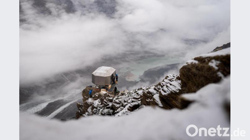 Der Kollektor ist in den von Architekt Ohnmacht entwickelten Polybiwak integriert. Das Gebäude ist einer Kugel nachempfunden, an der Schnee nur schwer haften kann. Bild: Fabio Keck/Bergkult Productions