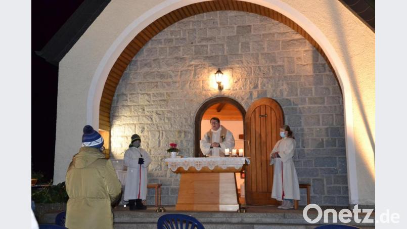 Das Patrozinium St. Leonhard feiert Pfarrer Udo Klösel vor dem Gotteshaus. Bild: gi