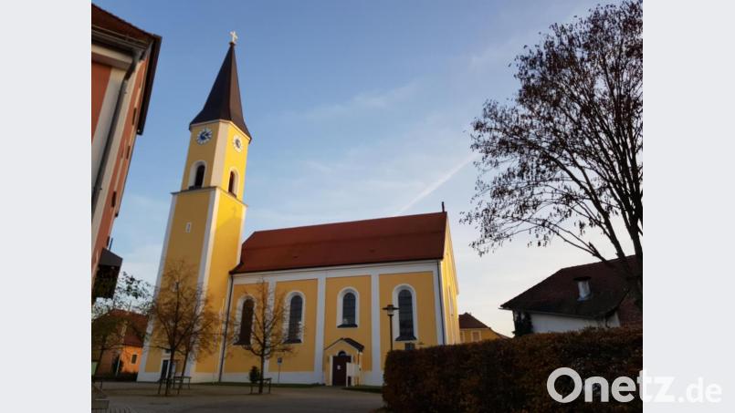 Die Pfarrei Moosbach feierte das Kirchweihfest. Mittelpunkt des Ortes ist die Pfarrkirche St. Peter und Paul. Bild: gi