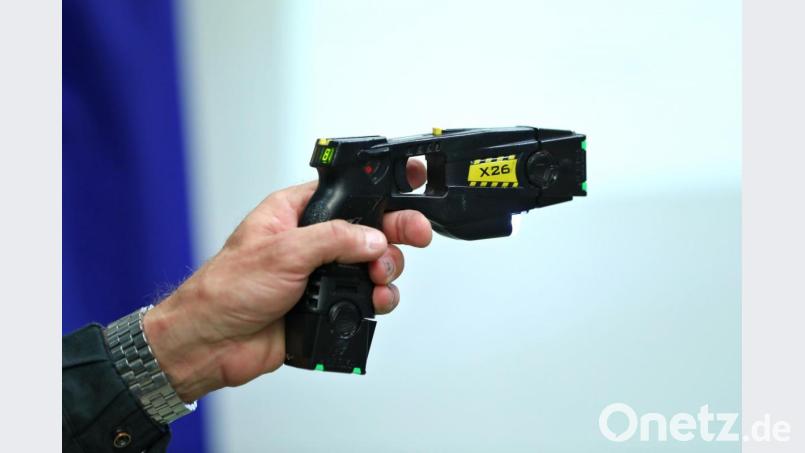 Die Funktion eines Distanz-Elektroimpulsgeräts (Taser) wird im Polizeipräsidium Mittelfranken in Nürnberg (Bayern) vorgestellt. Mit der Elektroschockpistole wird ein Täter mehrere Sekunden lang handlungsunfähig gemacht. Bild: Daniel Karmann