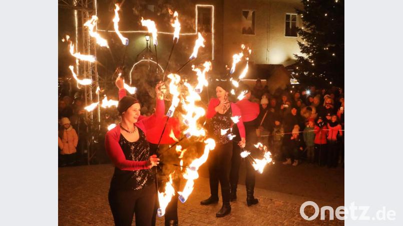 Im vergangenen Jahr begeisterten die Feuerakrobaten von &quot;Ameno Signum&quot; das Publikum beim Neunburger Burg-Advent. Weil sich die Corona-Regelungen im Burghof nicht umsetzen lassen, ist die Veranstaltung gestrichen. Archivbild: GERHARD GOETZ