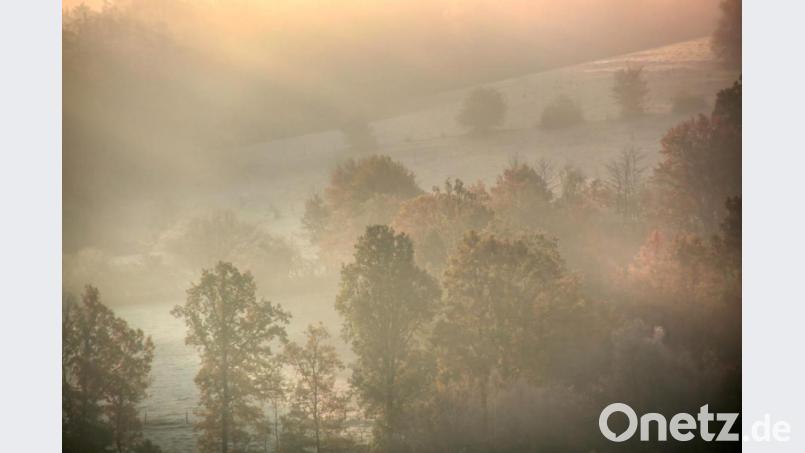 Herbstlicher Frühnebel umwabert den Johannisberg bei Freudenberg. Bild: Georg Hippeli