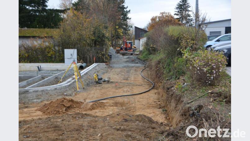 Derzeit wird der Feldweg entlang einer neugebauten Arztpraxis "Am Festplatz" hin zur Stadthalle staubfrei ausgebaut. Bild: dob