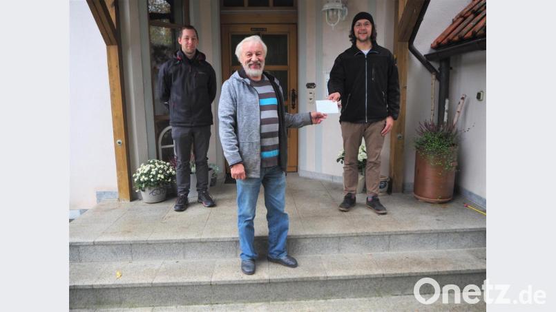 Vor 39 Jahren startete Hans Karl (Mitte) „sein“ Projekt, um Hilfe in Osteuropa zu leisten. Jonas Leipold (links) und Tobias Fehlner (rechts) von der Dorfgemeinschaft Ernstfeld unterstützen die Aktion mit 555 Euro. Bild: wmi