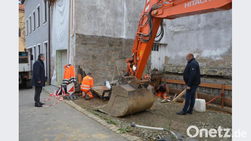 An der Stelle, an der ehemals ein kleines Häuschen für eine enge Durchfahrtsbreite in die Rathausgasse sorgte, sollen nun E-Ladesäulen und eine öffentliche WC-Anlage gebaut werden. Das Nadelöhr gehört damit der Vergangenheit an. Bild: dob