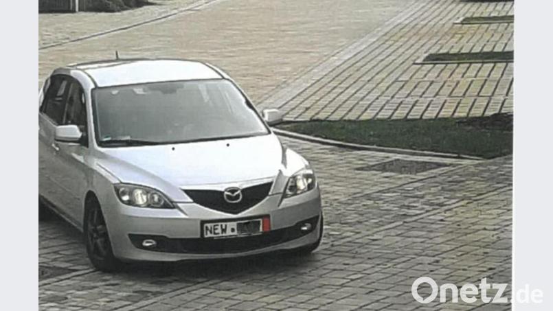 Die Polizei bittet um Hinweise: Wem fiel dieser silberne Mazda in der Nähe von Kirchen im Raum Eschenbach auf? Bild: Polizeiinspektion Eschenbach