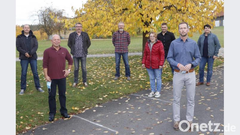 Das Gremium der Genossenschaft (von links): Aufsichtsrat Harald Rösel, Vorsitzender Manfred Pickel, Aufsichtsrat Wolfgang Klier, Vorstand Lorenz Uschold, Aufsichtsratsvorsitzende Manuela Meißner, Aufsichtsrat Rico Köthe, Vorstand Jörg Janker und Aufsichtsrat Dagmar Ritt. Bild: mfh
