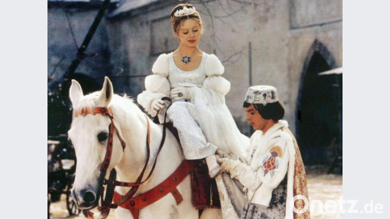 Unvergesslich: Die Schlussszene wurde im Hof der Burg Svihov gedreht. Der Prinz (Pavel Trávnícek) passt Aschenbrödel (Libuse Safránková) den verlorenen Schuh an. Bild: WDR/Degeto