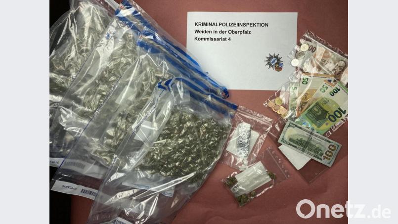 Die Kripo weiden stellte verschiedene Beweismittel sicher, darunter mehrere Kilo Marihuana. Bild: KPI Weiden